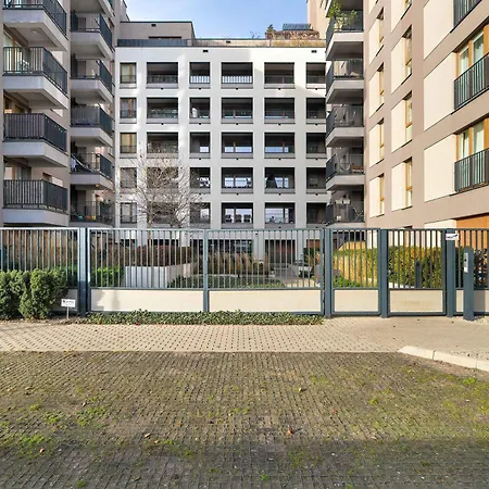 Elegant In With Parking, Garden And Bathtub By Renters Poznan