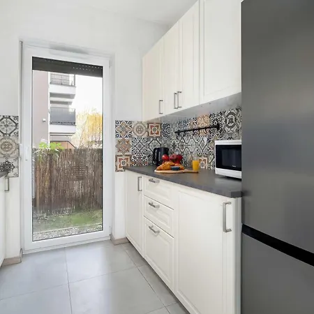 Elegant In With Parking, Garden And Bathtub By Renters Apartment