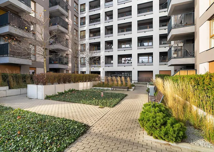 Elegant In With Parking, Garden And Bathtub By Renters Poznań